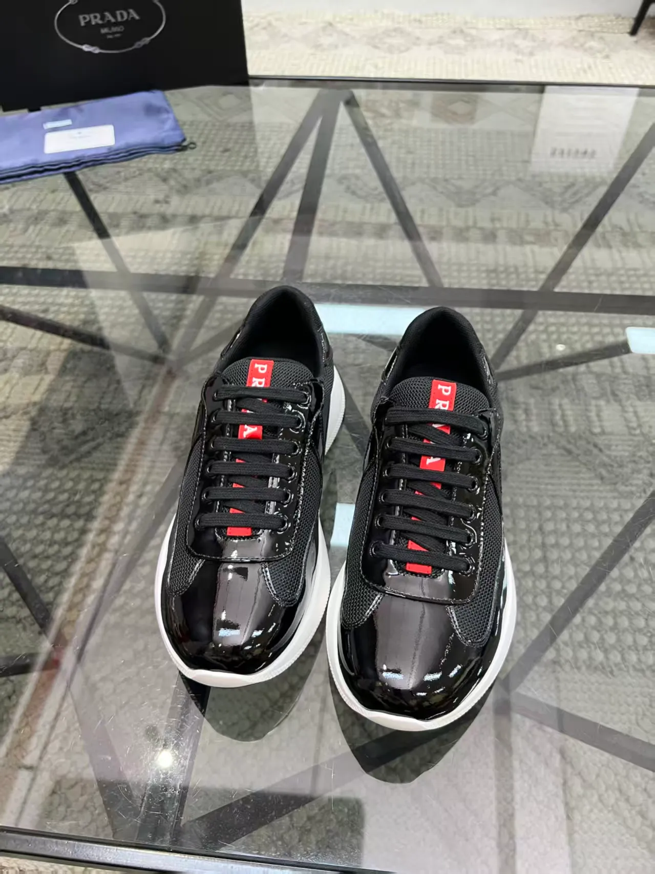 P420 38-45 Prada Prada’s new men’s leather sneakers, the highest version on the market, any comparison is welcome🆚! The original leather has excellent texture and is super high-end! Fetal sheep net lining imported from Italy, removable pad! Luxurious materials and fine workmanship, highly recommended!